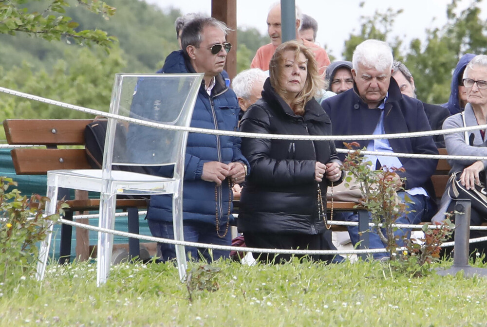 Femeie acuzată de fraudă după ce ar fi susținut că o statuie a Fecioarei Maria plânge sânge. A strâns 365.000 de euro - Imaginea 1