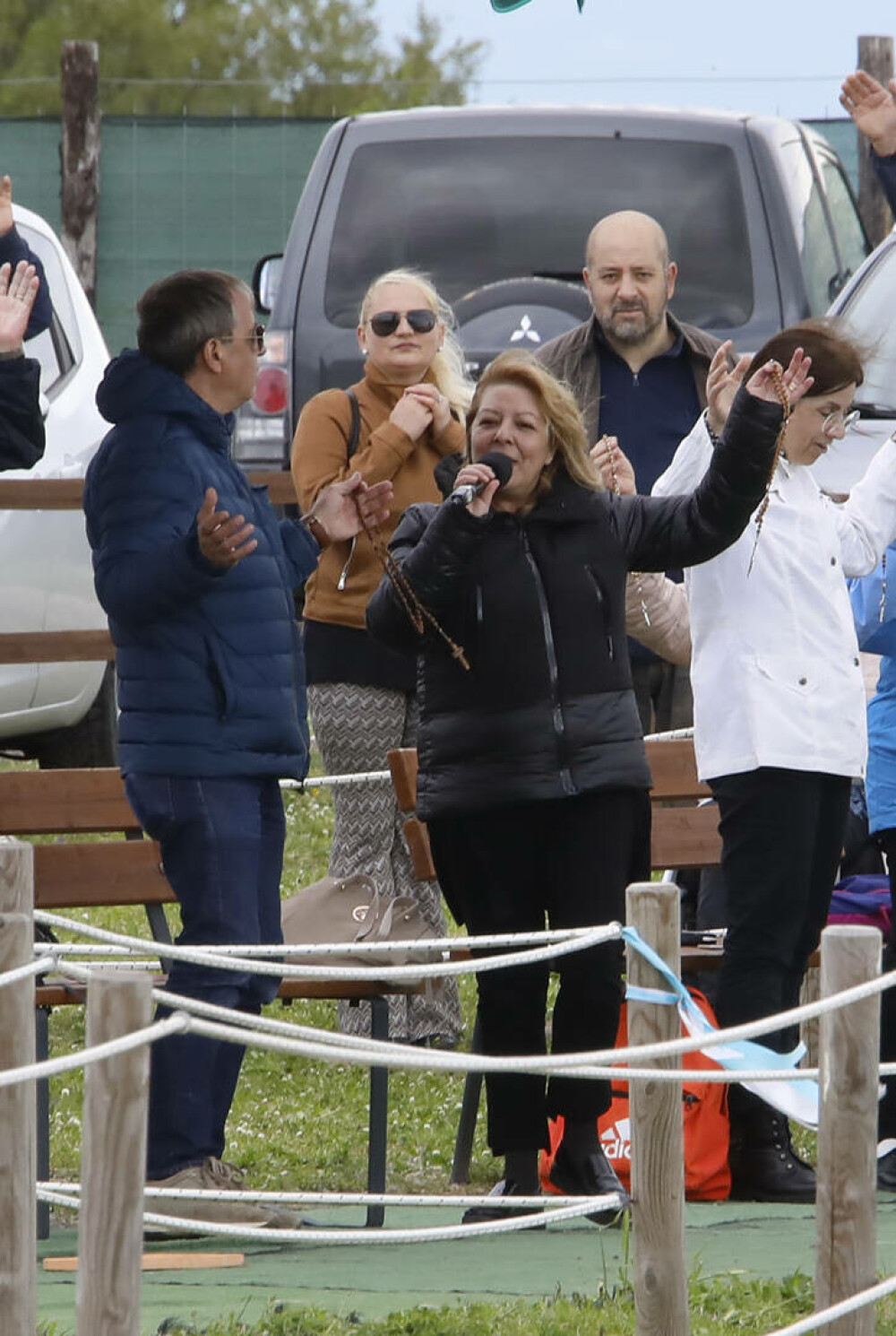 Femeie acuzată de fraudă după ce ar fi susținut că o statuie a Fecioarei Maria plânge sânge. A strâns 365.000 de euro - Imaginea 2