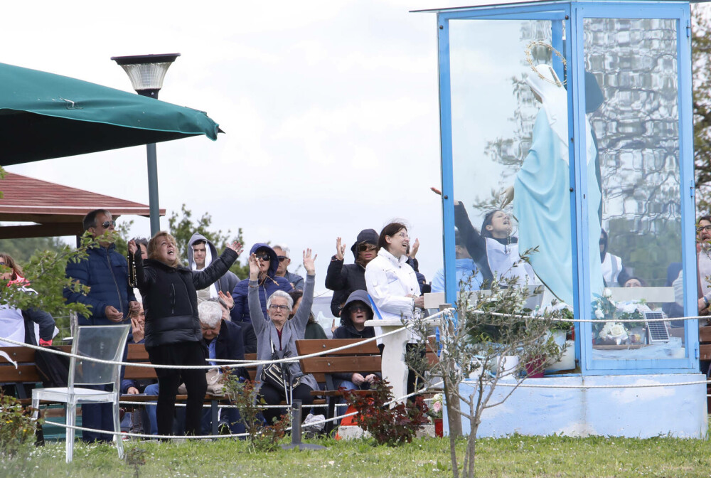 Femeie acuzată de fraudă după ce ar fi susținut că o statuie a Fecioarei Maria plânge sânge. A strâns 365.000 de euro - Imaginea 3