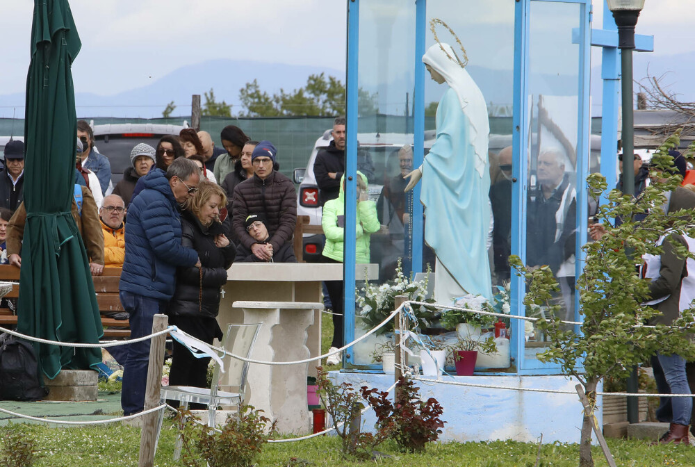 Femeie acuzată de fraudă după ce ar fi susținut că o statuie a Fecioarei Maria plânge sânge. A strâns 365.000 de euro - Imaginea 5