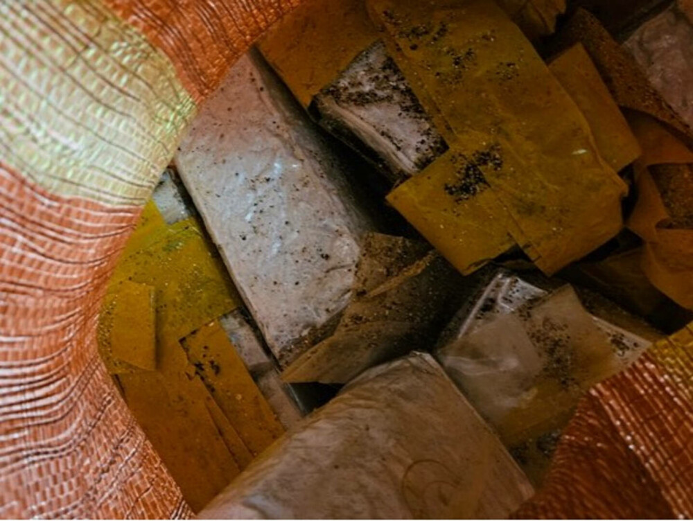 Aproximativ 38 de kilograme de plicuri de „ceai” au ajuns în mod misterios pe malul unei insule. Ce se ascundea în ele - Imaginea 3