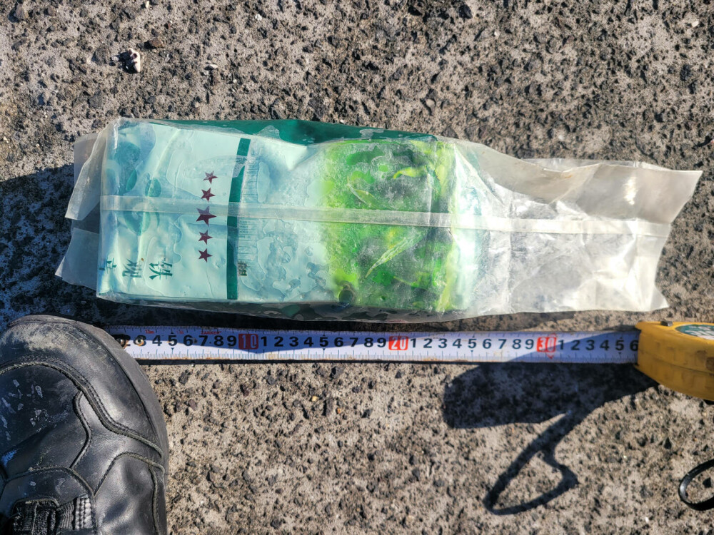 Aproximativ 38 de kilograme de plicuri de „ceai” au ajuns în mod misterios pe malul unei insule. Ce se ascundea în ele - Imaginea 1