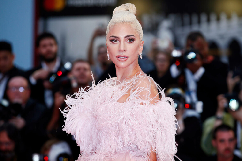 Lady Gaga, plină de eleganță pe străzile din Paris. Ținuta cu care a atras toate privirile. GALERIE FOTO - Imaginea 17
