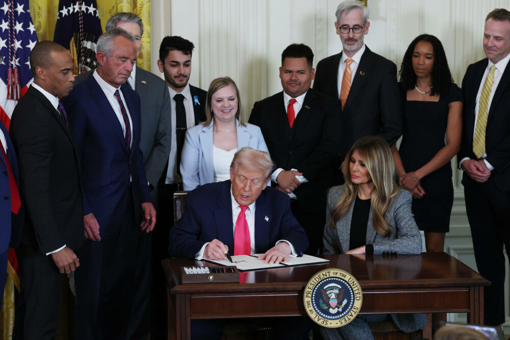 Melania Trump a semnat un ordin executiv alături de soțul ei. Ținuta purtată de Prima Doamnă. GALERIE FOTO - Imaginea 1