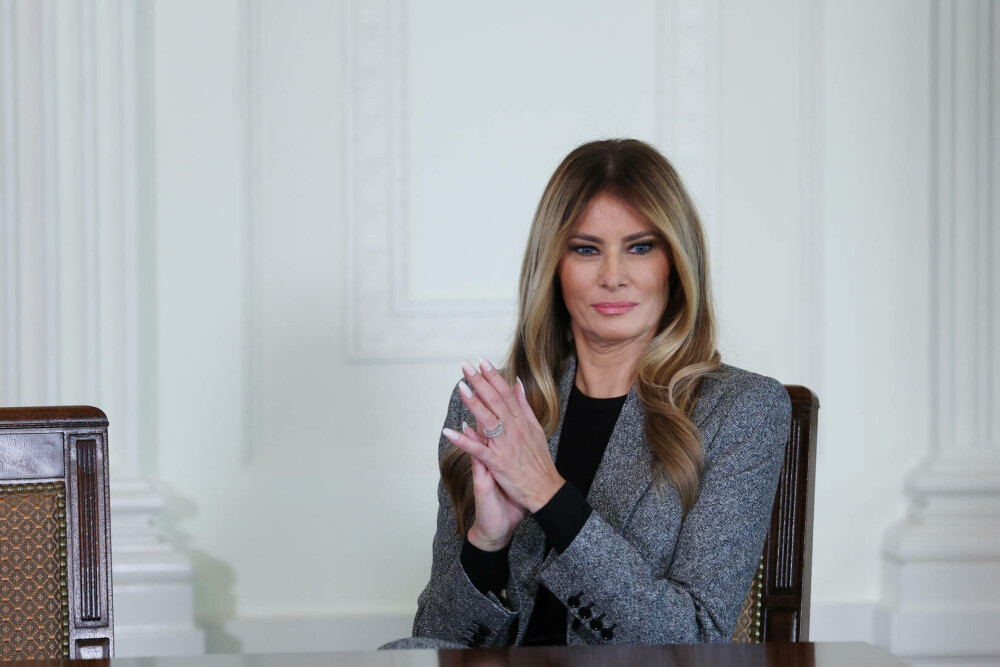 Melania Trump a semnat un ordin executiv alături de soțul ei. Ținuta purtată de Prima Doamnă. GALERIE FOTO - Imaginea 3