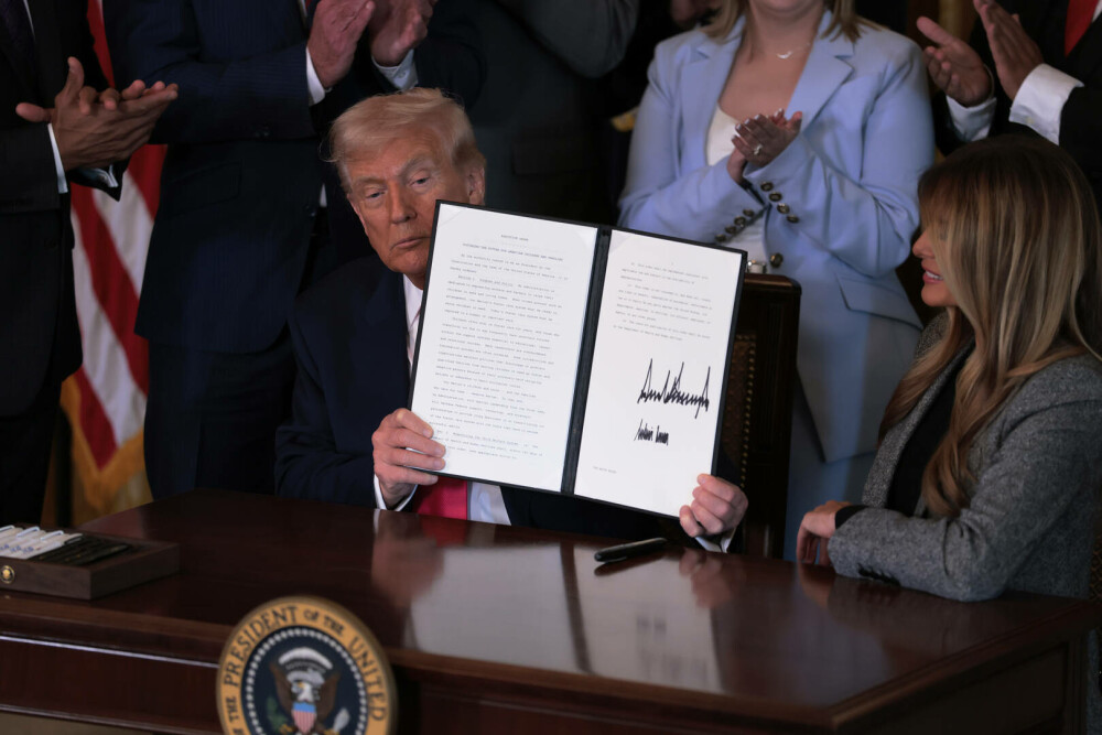 Melania Trump a semnat un ordin executiv alături de soțul ei. Ținuta purtată de Prima Doamnă. GALERIE FOTO - Imaginea 6