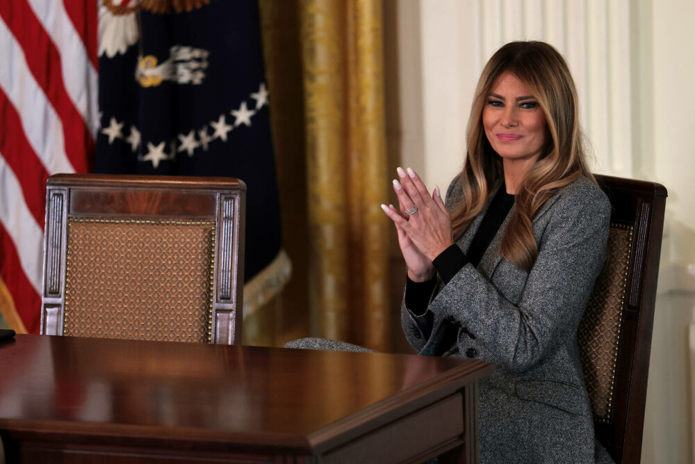 Melania Trump a semnat un ordin executiv alături de soțul ei. Ținuta purtată de Prima Doamnă. GALERIE FOTO - Imaginea 7