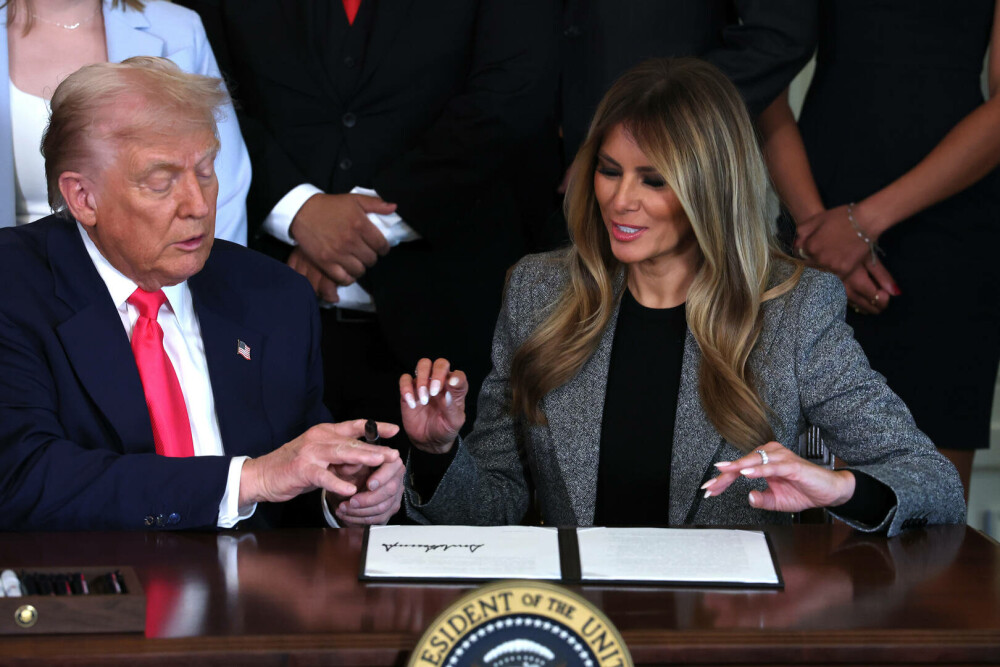 Melania Trump a semnat un ordin executiv alături de soțul ei. Ținuta purtată de Prima Doamnă. GALERIE FOTO - Imaginea 9
