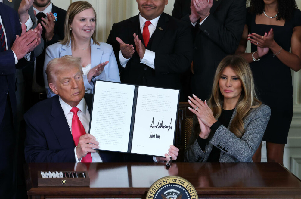 Melania Trump a semnat un ordin executiv alături de soțul ei. Ținuta purtată de Prima Doamnă. GALERIE FOTO - Imaginea 10