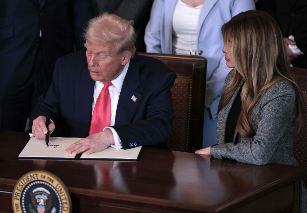 Melania Trump a semnat un ordin executiv alături de soțul ei. Ținuta purtată de Prima Doamnă. GALERIE FOTO - Imaginea 12