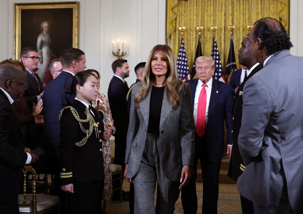 Melania Trump a semnat un ordin executiv alături de soțul ei. Ținuta purtată de Prima Doamnă. GALERIE FOTO - Imaginea 13