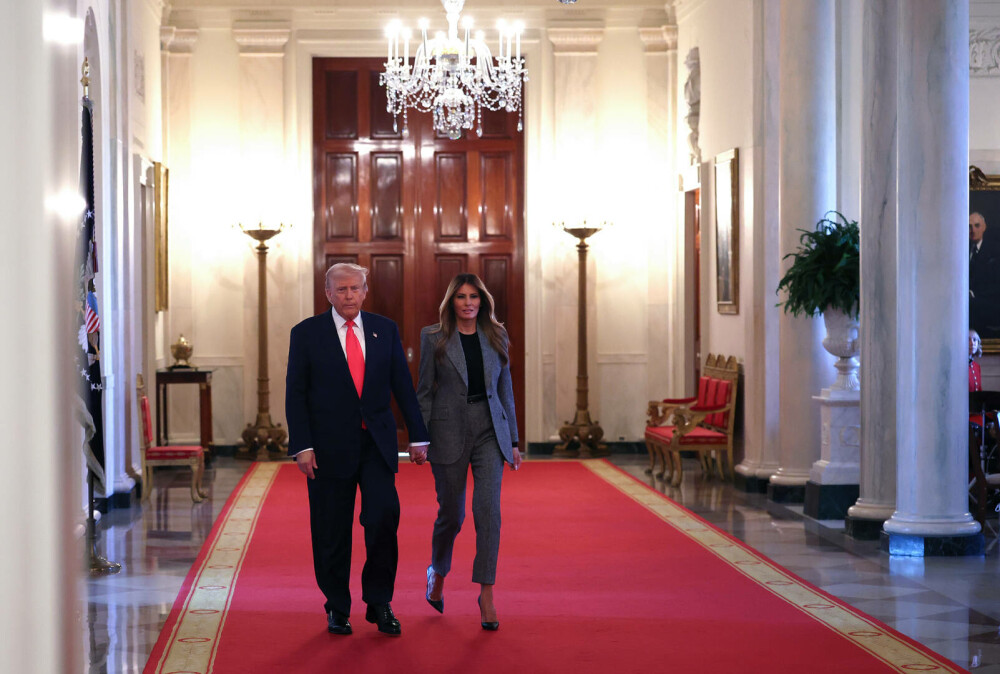 Melania Trump a semnat un ordin executiv alături de soțul ei. Ținuta purtată de Prima Doamnă. GALERIE FOTO - Imaginea 16