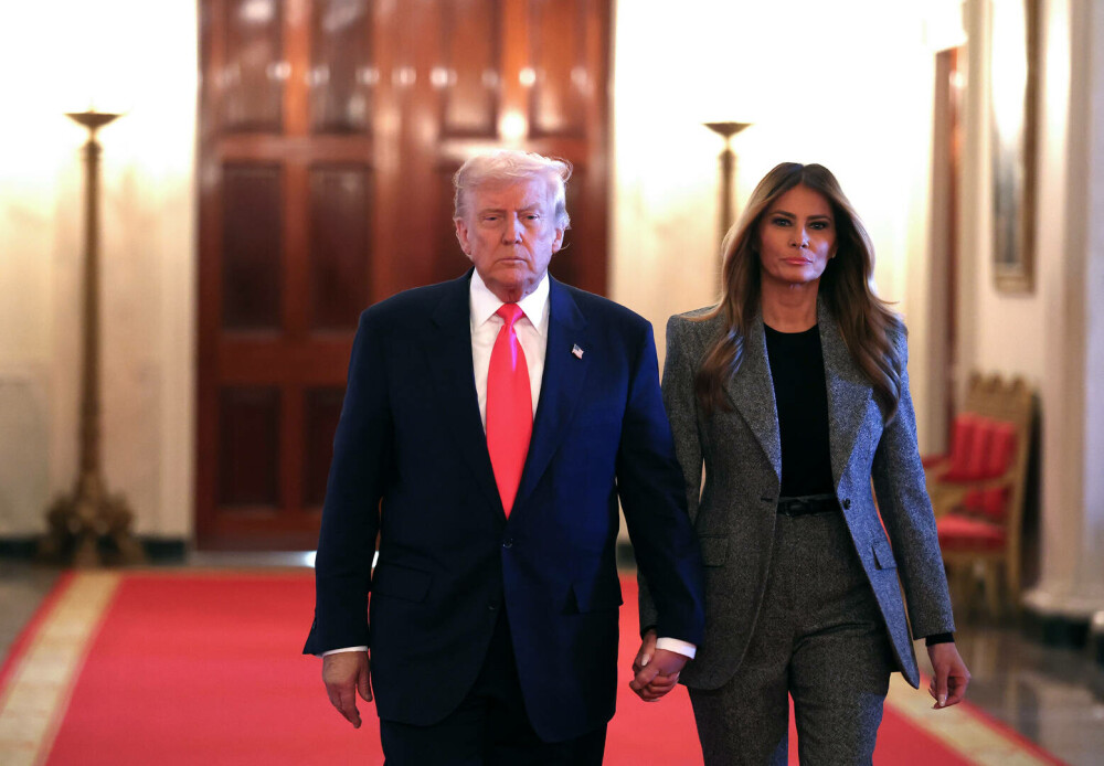 Melania Trump a semnat un ordin executiv alături de soțul ei. Ținuta purtată de Prima Doamnă. GALERIE FOTO - Imaginea 17