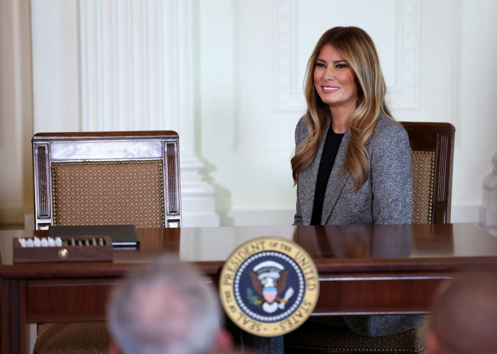Melania Trump a semnat un ordin executiv alături de soțul ei. Ținuta purtată de Prima Doamnă. GALERIE FOTO - Imaginea 20