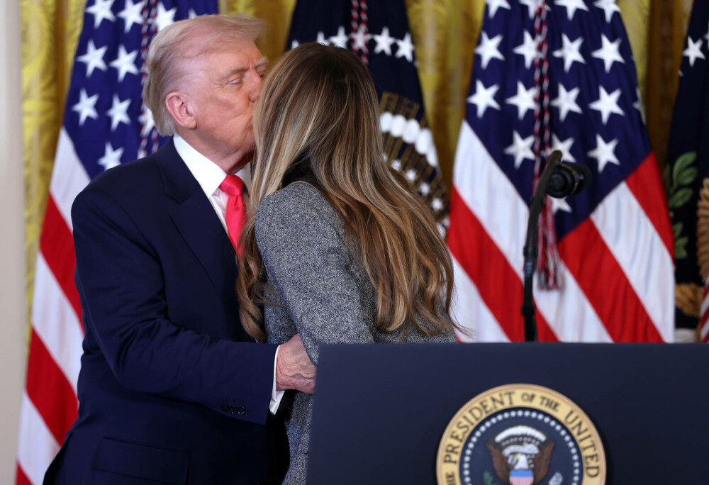Melania Trump a semnat un ordin executiv alături de soțul ei. Ținuta purtată de Prima Doamnă. GALERIE FOTO - Imaginea 21