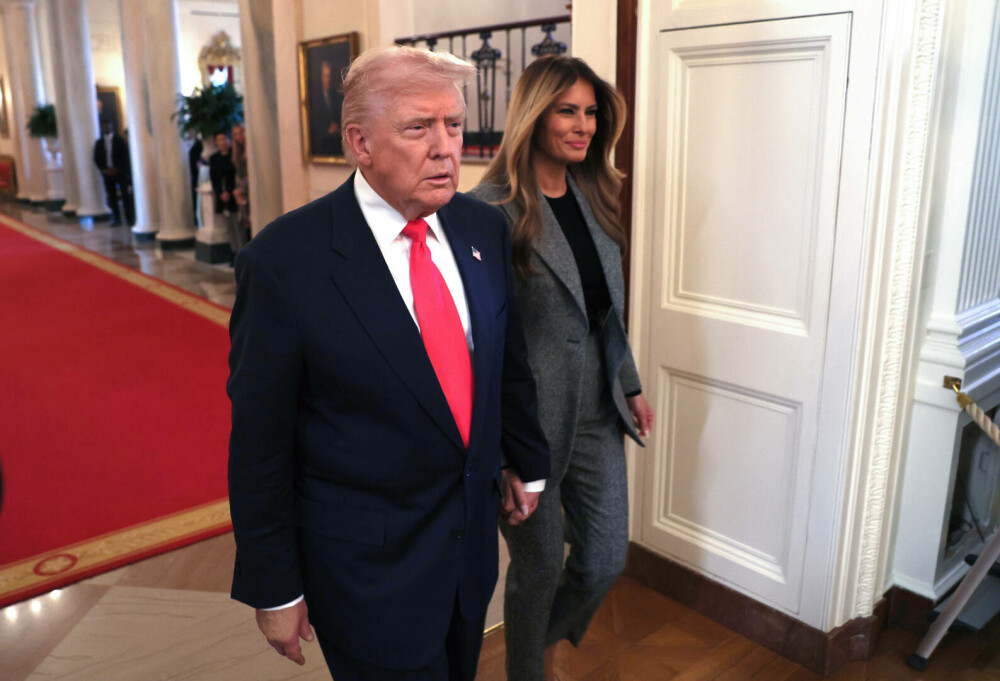 Melania Trump a semnat un ordin executiv alături de soțul ei. Ținuta purtată de Prima Doamnă. GALERIE FOTO - Imaginea 22