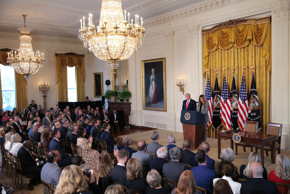 Melania Trump a semnat un ordin executiv alături de soțul ei. Ținuta purtată de Prima Doamnă. GALERIE FOTO - Imaginea 24