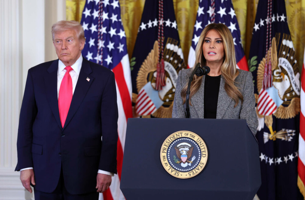 Melania Trump a semnat un ordin executiv alături de soțul ei. Ținuta purtată de Prima Doamnă. GALERIE FOTO - Imaginea 25