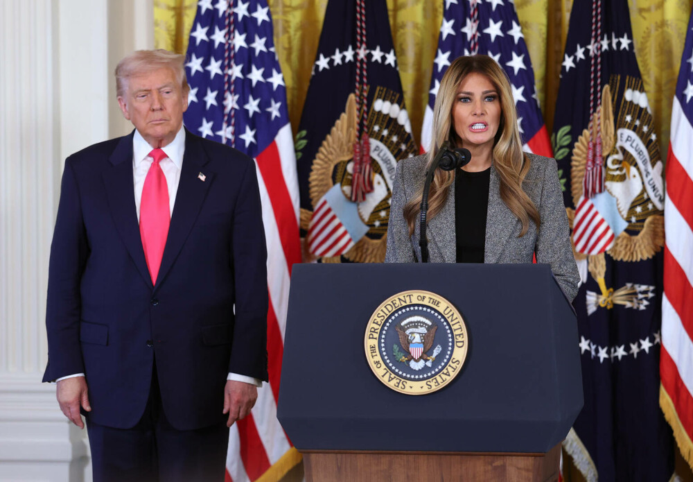 Melania Trump a semnat un ordin executiv alături de soțul ei. Ținuta purtată de Prima Doamnă. GALERIE FOTO - Imaginea 26