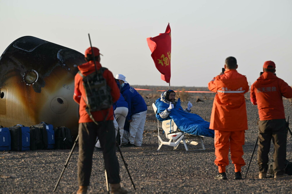 Revenire spectaculoasă pe Pământ. Trei chinezi s-au întors „acasă” după ce au rămas blocați în spațiu. FOTO&VIDEO - Imaginea 1