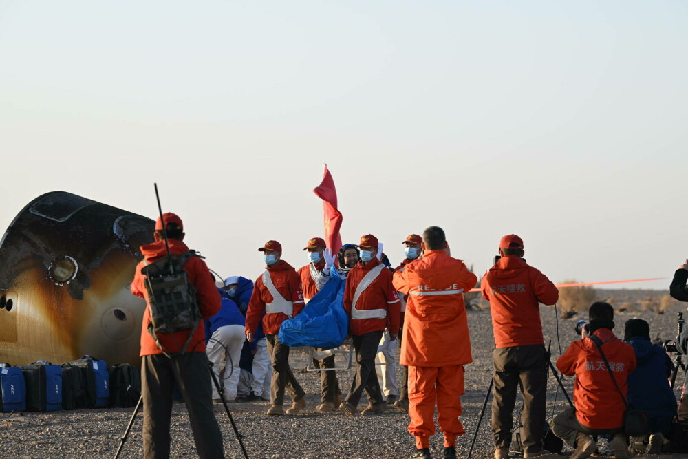 Revenire spectaculoasă pe Pământ. Trei chinezi s-au întors „acasă” după ce au rămas blocați în spațiu. FOTO&VIDEO - Imaginea 2