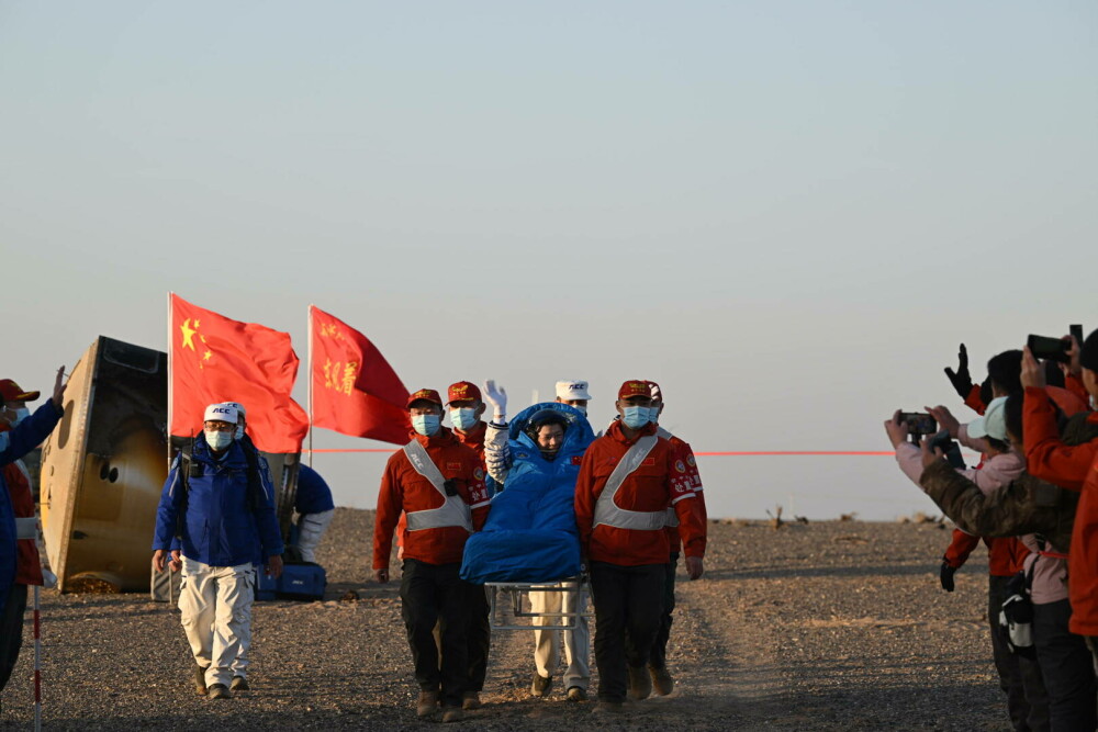 Revenire spectaculoasă pe Pământ. Trei chinezi s-au întors „acasă” după ce au rămas blocați în spațiu. FOTO&VIDEO - Imaginea 3