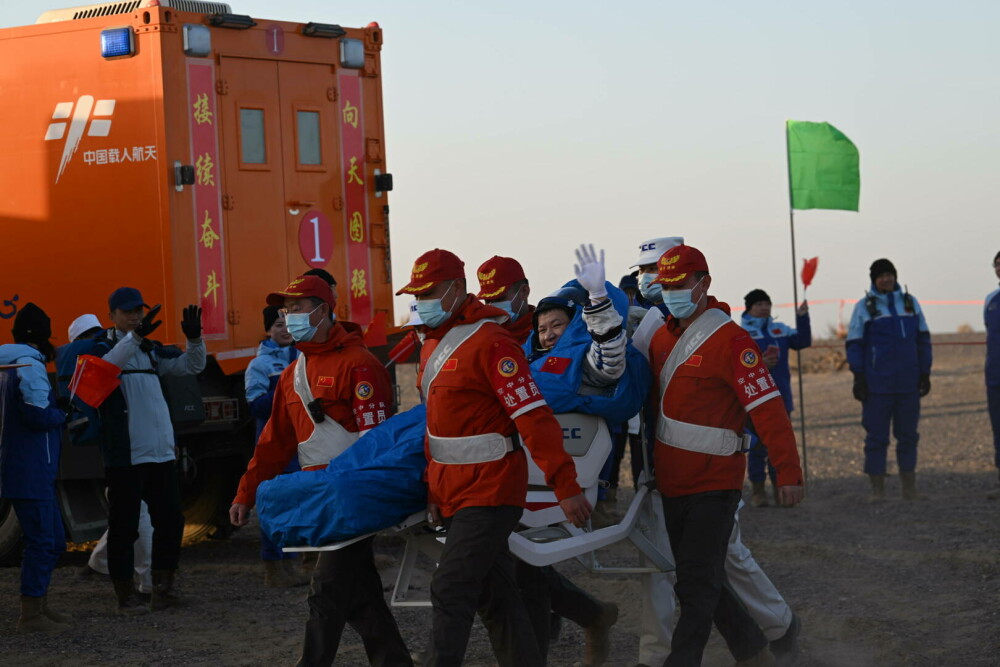 Revenire spectaculoasă pe Pământ. Trei chinezi s-au întors „acasă” după ce au rămas blocați în spațiu. FOTO&VIDEO - Imaginea 4