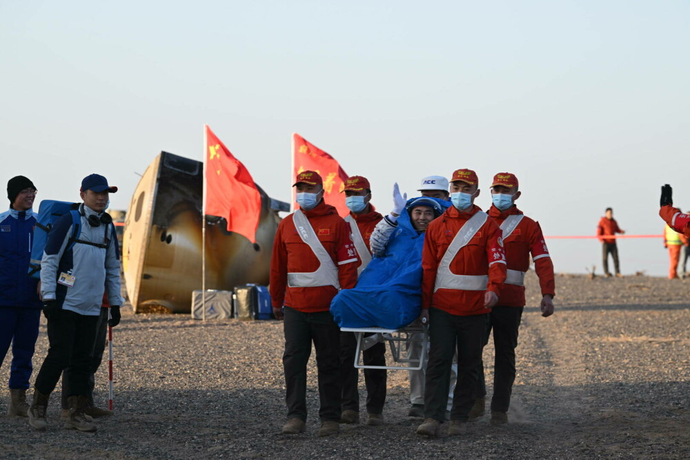 Revenire spectaculoasă pe Pământ. Trei chinezi s-au întors „acasă” după ce au rămas blocați în spațiu. FOTO&VIDEO - Imaginea 5