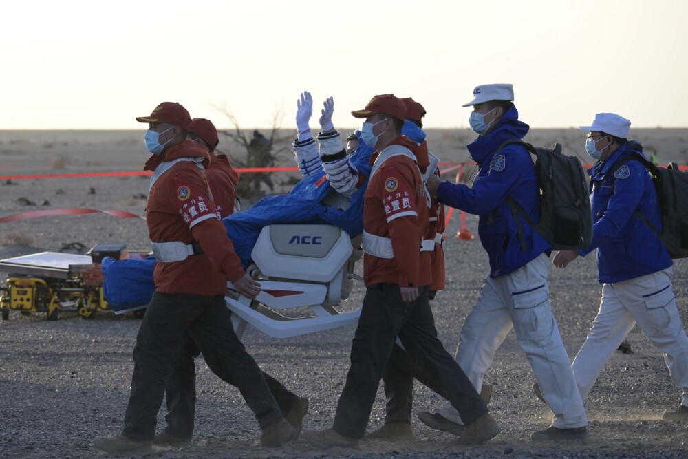 Revenire spectaculoasă pe Pământ. Trei chinezi s-au întors „acasă” după ce au rămas blocați în spațiu. FOTO&VIDEO - Imaginea 7