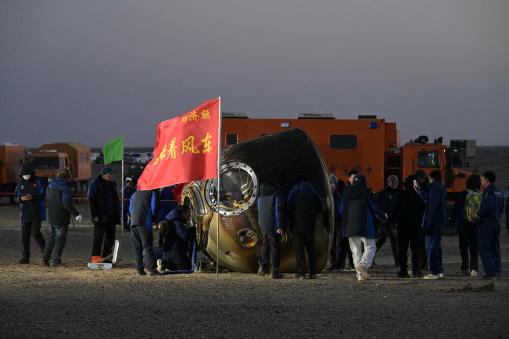 Revenire spectaculoasă pe Pământ. Trei chinezi s-au întors „acasă” după ce au rămas blocați în spațiu. FOTO&VIDEO - Imaginea 8