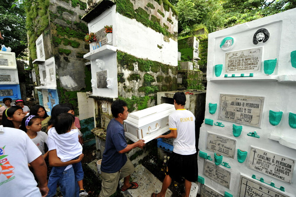 În Filipine, cei vii trăiesc printre morți. Sărăcia extremă îi forțează să transforme cimitirul în adăpost - Imaginea 1