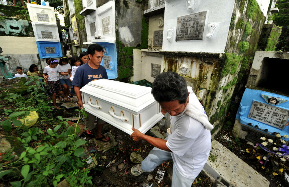 În Filipine, cei vii trăiesc printre morți. Sărăcia extremă îi forțează să transforme cimitirul în adăpost - Imaginea 2