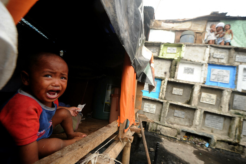 În Filipine, cei vii trăiesc printre morți. Sărăcia extremă îi forțează să transforme cimitirul în adăpost - Imaginea 3