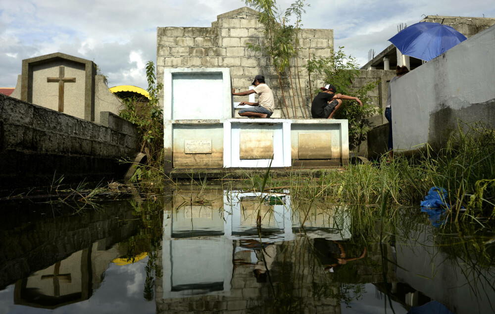 În Filipine, cei vii trăiesc printre morți. Sărăcia extremă îi forțează să transforme cimitirul în adăpost - Imaginea 5