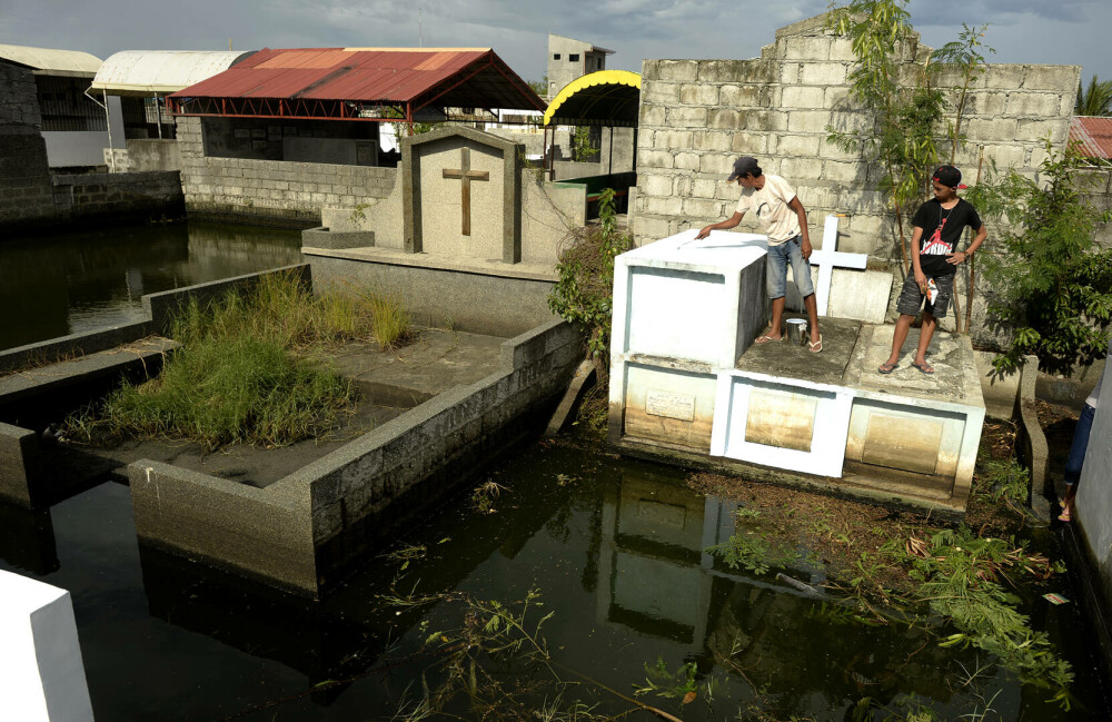În Filipine, cei vii trăiesc printre morți. Sărăcia extremă îi forțează să transforme cimitirul în adăpost - Imaginea 6