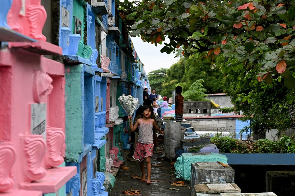 În Filipine, cei vii trăiesc printre morți. Sărăcia extremă îi forțează să transforme cimitirul în adăpost - Imaginea 7