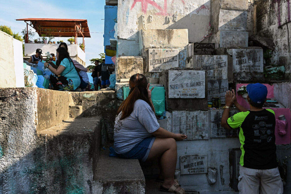 În Filipine, cei vii trăiesc printre morți. Sărăcia extremă îi forțează să transforme cimitirul în adăpost - Imaginea 13