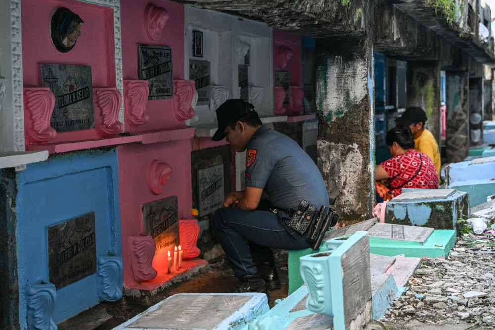 În Filipine, cei vii trăiesc printre morți. Sărăcia extremă îi forțează să transforme cimitirul în adăpost - Imaginea 14