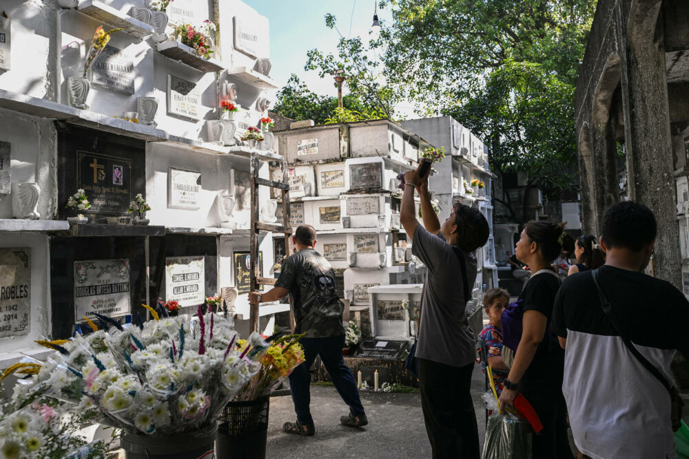 În Filipine, cei vii trăiesc printre morți. Sărăcia extremă îi forțează să transforme cimitirul în adăpost - Imaginea 15
