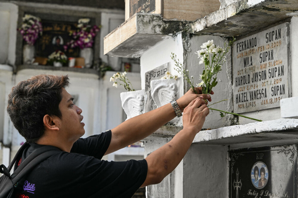 În Filipine, cei vii trăiesc printre morți. Sărăcia extremă îi forțează să transforme cimitirul în adăpost - Imaginea 16
