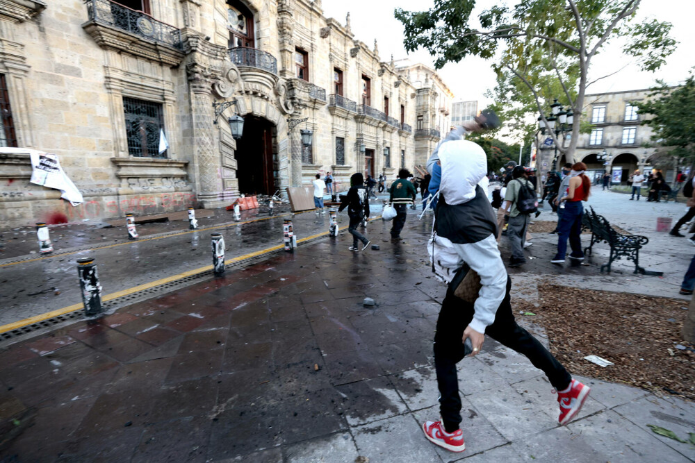 Protest împotriva politicii de securitate a guvernului din Mexic, soldat cu 120 de răniți. Manifestanții au atacat barierele - Imaginea 5