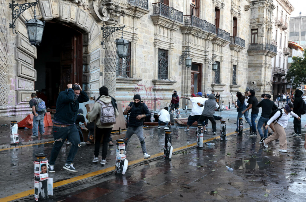Protest împotriva politicii de securitate a guvernului din Mexic, soldat cu 120 de răniți. Manifestanții au atacat barierele - Imaginea 6