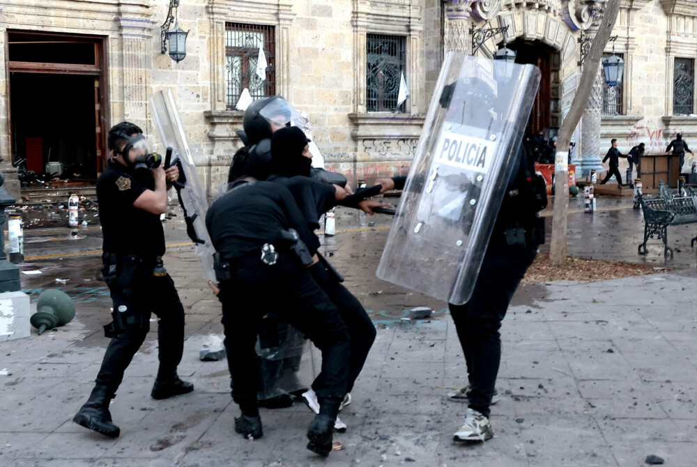 Protest împotriva politicii de securitate a guvernului din Mexic, soldat cu 120 de răniți. Manifestanții au atacat barierele - Imaginea 10