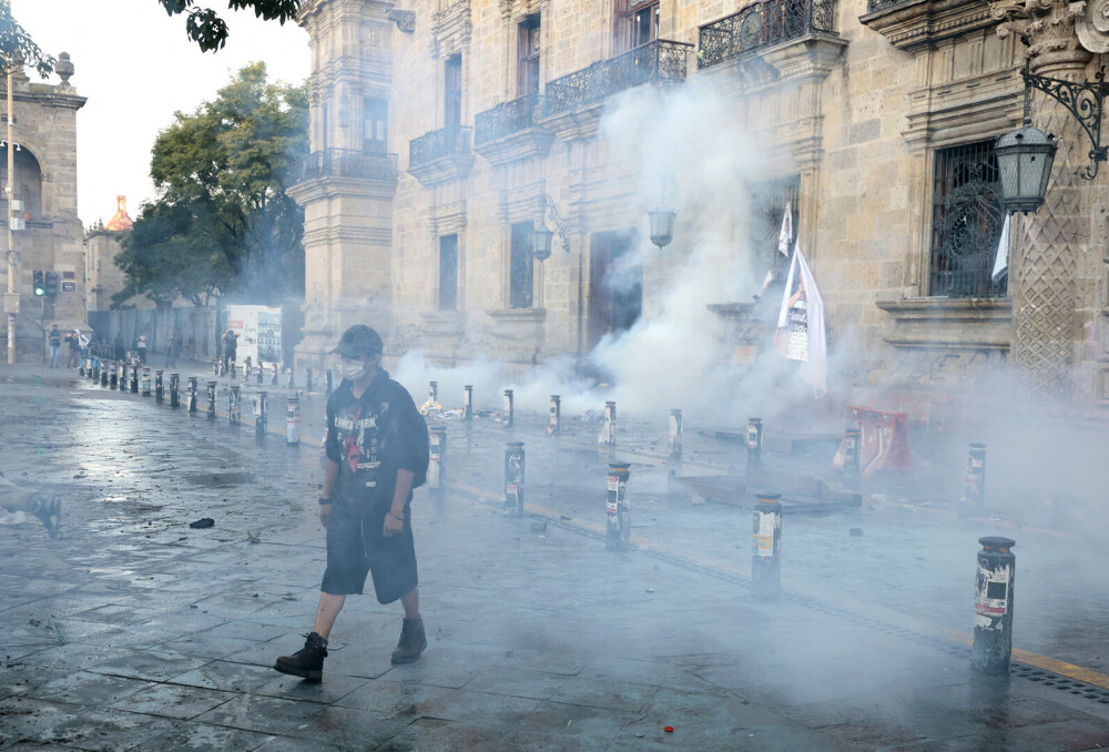 Protest împotriva politicii de securitate a guvernului din Mexic, soldat cu 120 de răniți. Manifestanții au atacat barierele - Imaginea 11