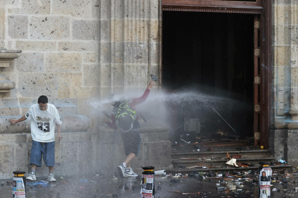 Protest împotriva politicii de securitate a guvernului din Mexic, soldat cu 120 de răniți. Manifestanții au atacat barierele - Imaginea 15