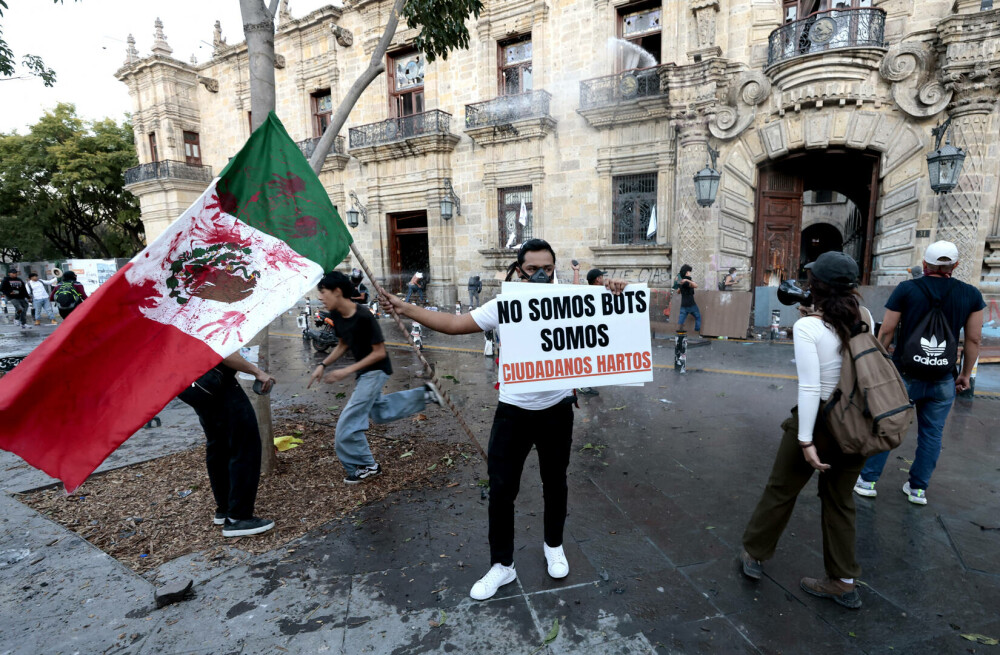 Protest împotriva politicii de securitate a guvernului din Mexic, soldat cu 120 de răniți. Manifestanții au atacat barierele - Imaginea 16