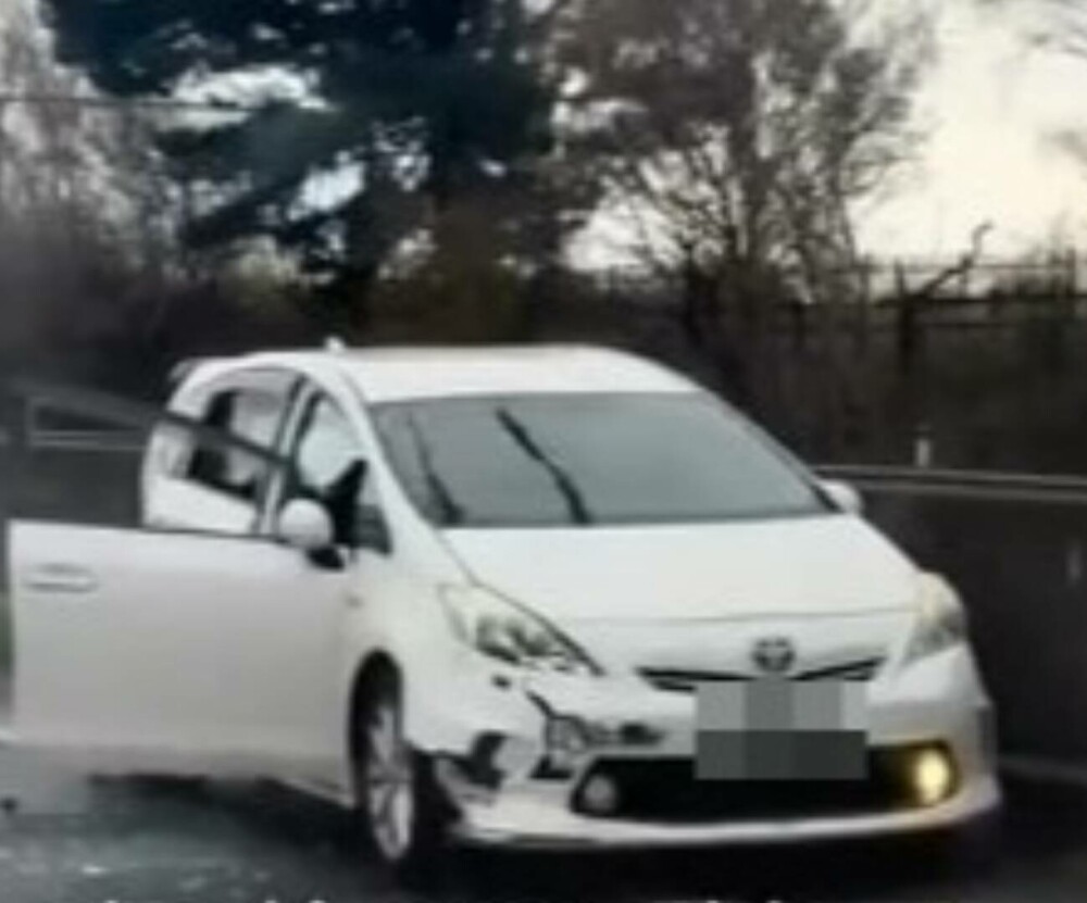 Momentul în care un șofer este jefuit pe o autostradă din Marea Britanie, după ce mașina i-a fost lovită intenționat. VIDEO - Imaginea 1