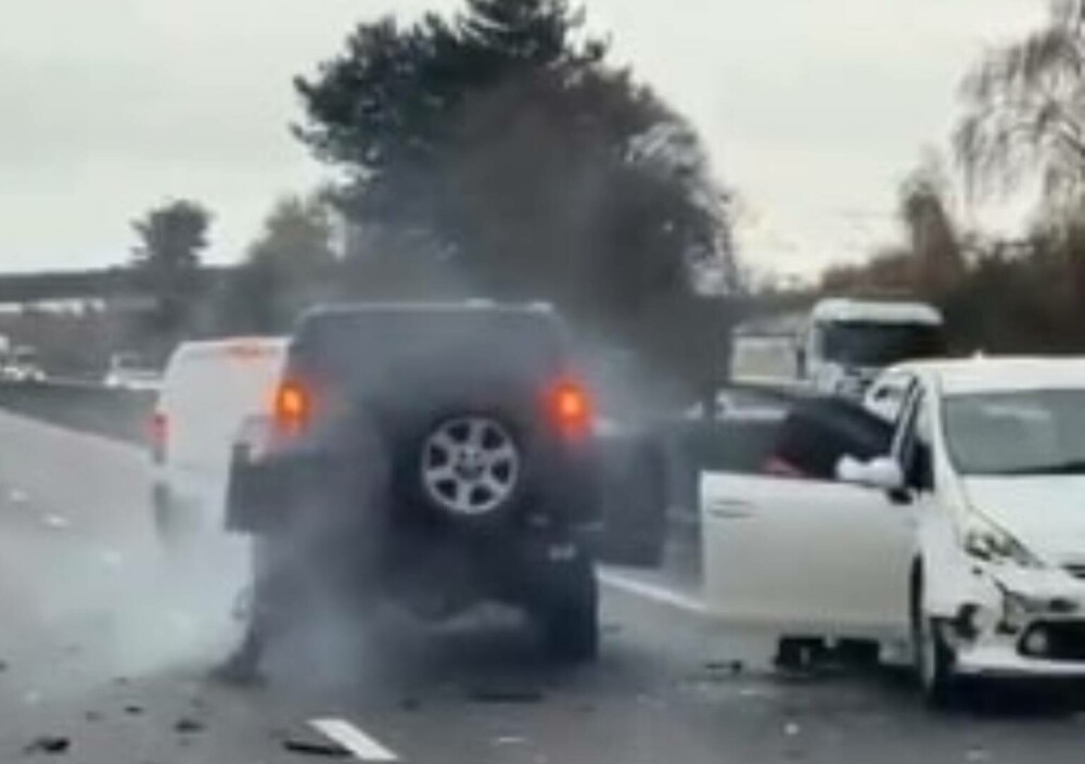 Momentul în care un șofer este jefuit pe o autostradă din Marea Britanie, după ce mașina i-a fost lovită intenționat. VIDEO - Imaginea 2