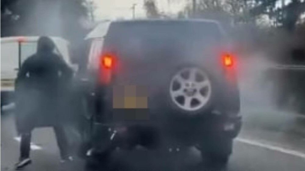 Momentul în care un șofer este jefuit pe o autostradă din Marea Britanie, după ce mașina i-a fost lovită intenționat. VIDEO - Imaginea 3