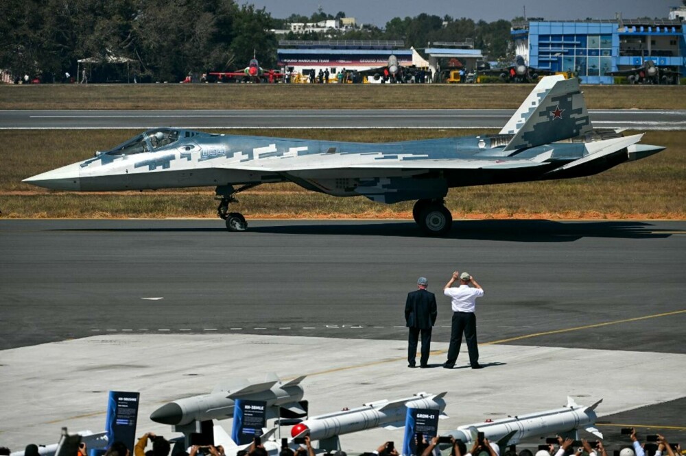 Rusia și-a prezentat avionul de luptă invizibil pe radar. Imagini surprinse cu temuta aeronavă Suhoi 57 | GALERIE FOTO - Imaginea 1
